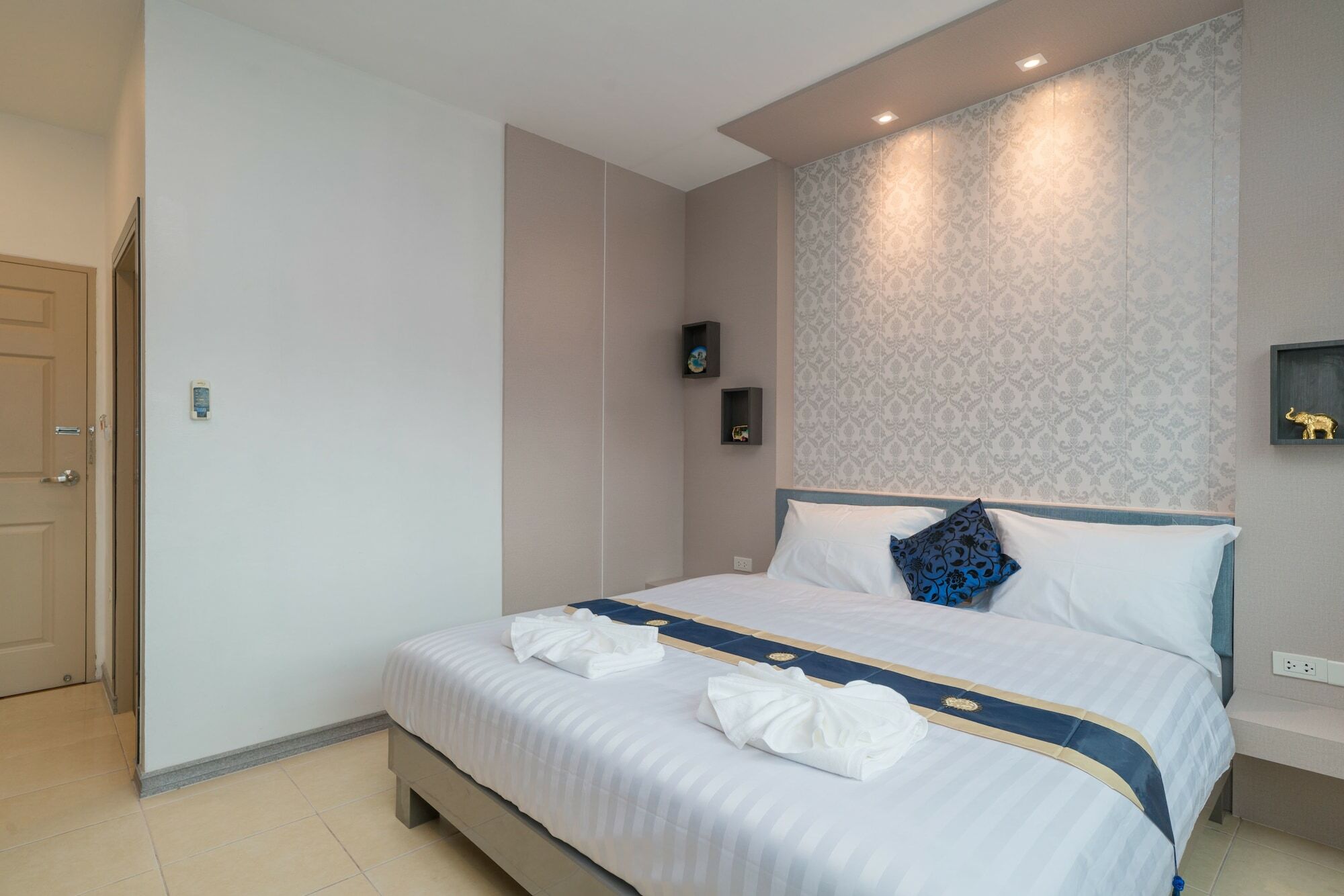 Baan Thai Beach Side Residence Patong Ngoại thất bức ảnh